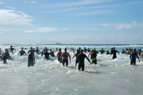 Byron-Bay-triathalon-competitors-entering-the-water-at-Main-Beach.jpg