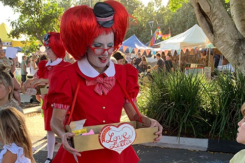 Byron-Bay-New-Year-street-theatre-performer.jpg