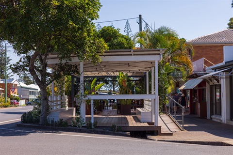 Street in Brunswick heads CBD with a restaurant picturd with accessible ramp